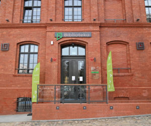  Filia nr 7 Miejskiej Biblioteki Publicznej na placu Matki Teresy w Szczecinie, 9 bm. Biblioteka powstała w XIX-wiecznym odrestaurowanym budynku przy pl. Matki Teresy z Kalkuty