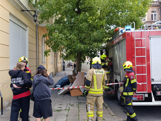 Fragment ściany kamienicy osunął się podczas remontu. Ewakuowano mieszkańców!