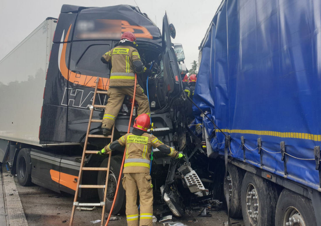 Potworny wypadek na A1 pod Radomskiem. 24-latka nie żyje. Zderzyły się cztery tiry [ZDJĘCIA]