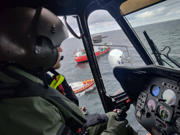 Pilna ewakuacja na pełnym morzu. Wojskowy śmigłowiec ruszył do akcji nad Bałtykiem