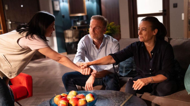 M jak miłość odc. 1898. Magda (Anna Mucha), Andrzej Budzyński (Krystian Wieczorek), Kinga (Katarzyna Cichopek)