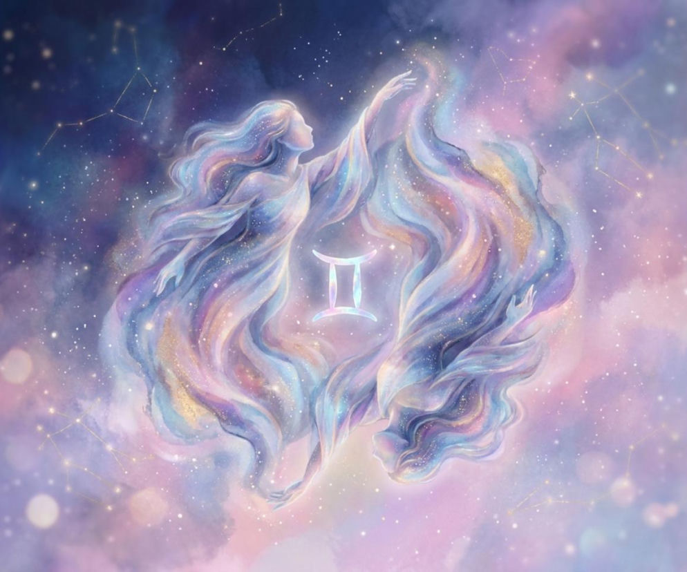 Ilustracja astrologiczna przedstawiająca dwie eteryczne postaci, symbolizujące Bliźnięta, otoczone falującymi, pastelowymi barwami fioletu, różu i błękitu, z symbolizującym je znakiem zodiaku pośrodku. W tle widać delikatne gwiazdozbiory. Przeczytaj horoskop dzienny dla Bliźniąt na naszym portalu.