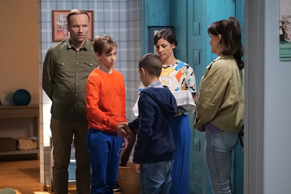 Pierwsza miłość, odcinek 3941: Maciek (Yan Polovnikov), Kinga (Aleksandra Zienkiewicz), Lilka (Sylwia Sokołowska), Janek (Maciej Mikołajczyk), syn Lilki