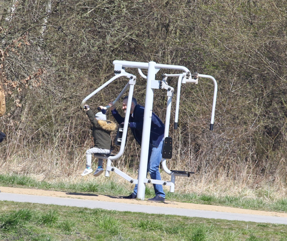 Wałęsa na spacerze z córką