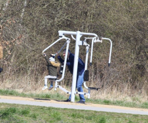 Wałęsa na spacerze z córką