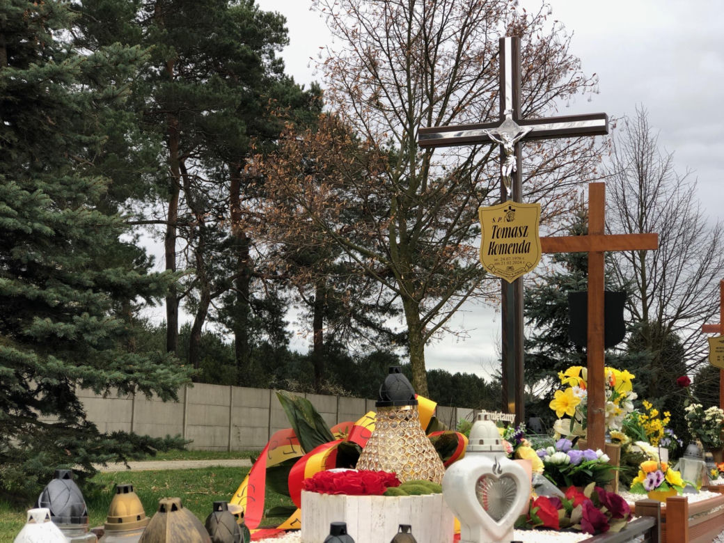 Tajemniczy napis na wieńcu. „Było nas siedmioro...”