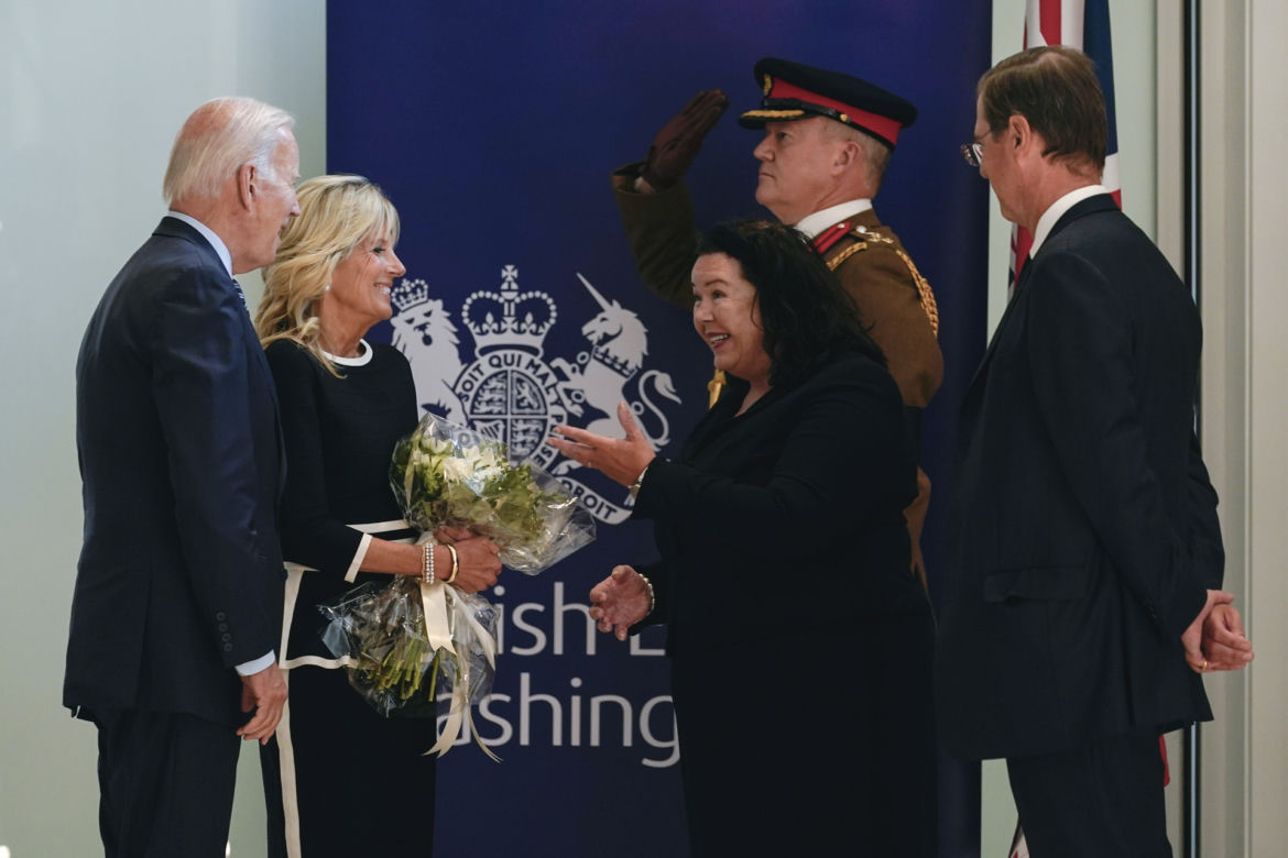 Prezydent Joe Biden w ambasadzie składa kondolencje po śmierci królowej Elżbiety II
