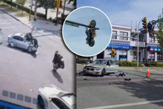 Motocykl zawisł na sygnalizatorze po zderzeniu! Niewiarygodny wypadek