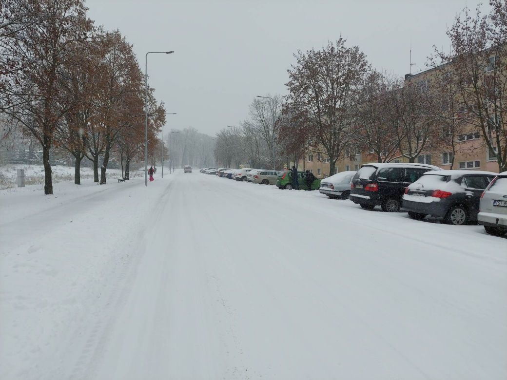 Starachowice pod śniegiem, na drogach trudne warunki do jazdy