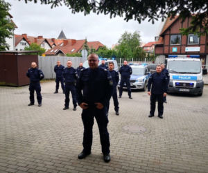 Policjanci z Czerska robią pompki do chorego chłopca
