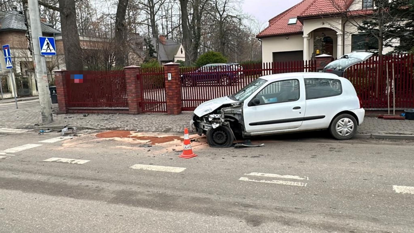 Dramat na Białołęce. Wiozła dzieci, roztrzaskała się na słupie