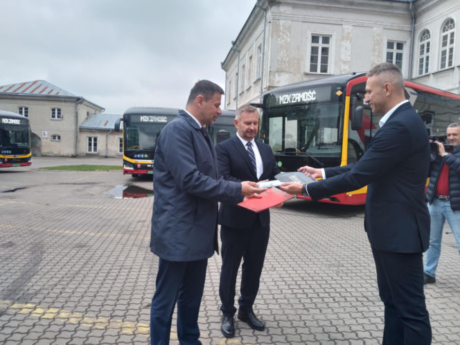 Przekazanie nowych autobusów
