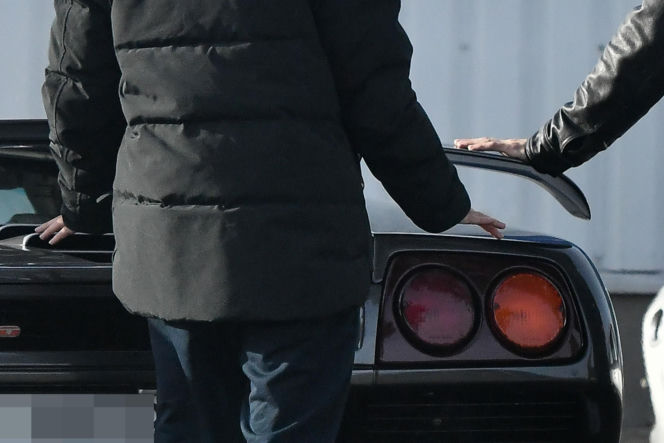 Maciej Musiał najpierw pieści auto, potem dziewczynę