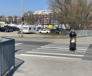 Kierowca seicento huknął w kobietę z wózkiem. Matka i dziecko trafili do szpitala 