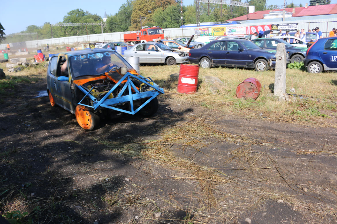 Charytatywny Wrak Race. Andrzej z Plutycz i Adam Kraśko zbierali pieniądze dla chorej Dominiki