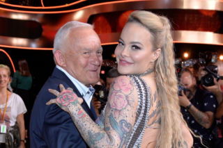 Monika Miller odsłoniła pupę na plaży! Uwagę zwraca napis na jej plecach…