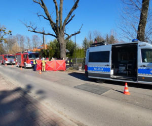 Dramat pod Pruszkowem. 82-latek wjechał rowerem prosto pod koła samochodu