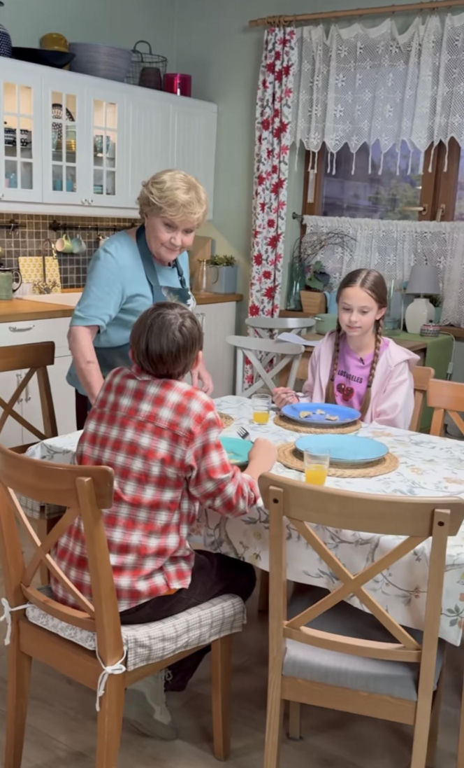 M jak miłość. Barbara (Teresa Lipowska), Misiek (Aleksander Bożyk), Hania (Wiktoria Basik)