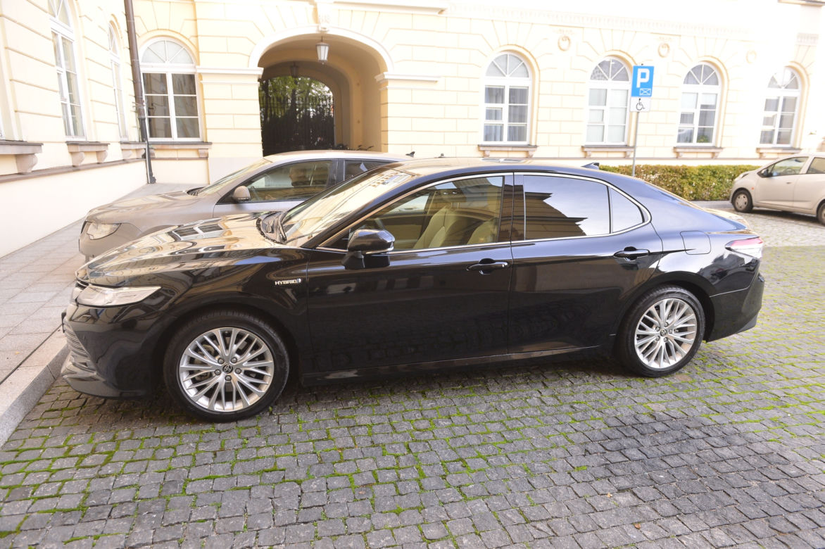 Rafał Trzaskowski jest wożony hybrydową Toyotą Camry 