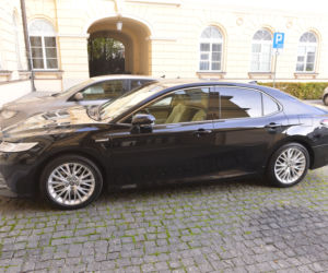 Rafał Trzaskowski jest wożony hybrydową Toyotą Camry 