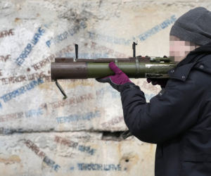 Weterani z Ukrainy ćwiczą ludzi do obrony miasta. Uczą ich strzelać z karabinów