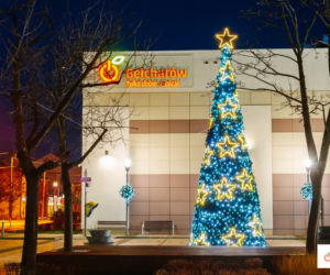 Bełchatów: Miasto rozbłysło tysiącem światełek! Bożonarodzeniowe iluminacje robią wrażenie 