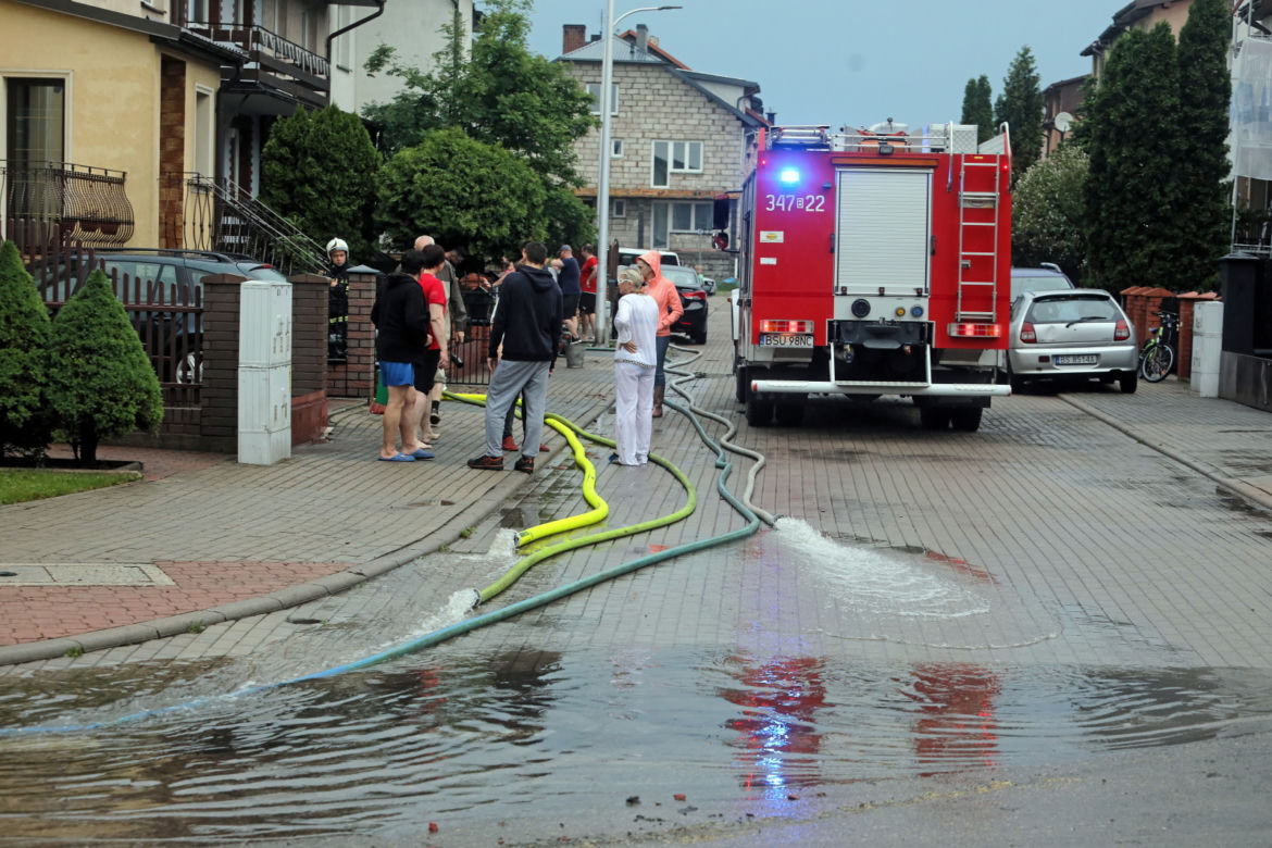 Suwałki zalane! Zatopione ulice i posesje po ulewnym deszczu [ZDJĘCIA]