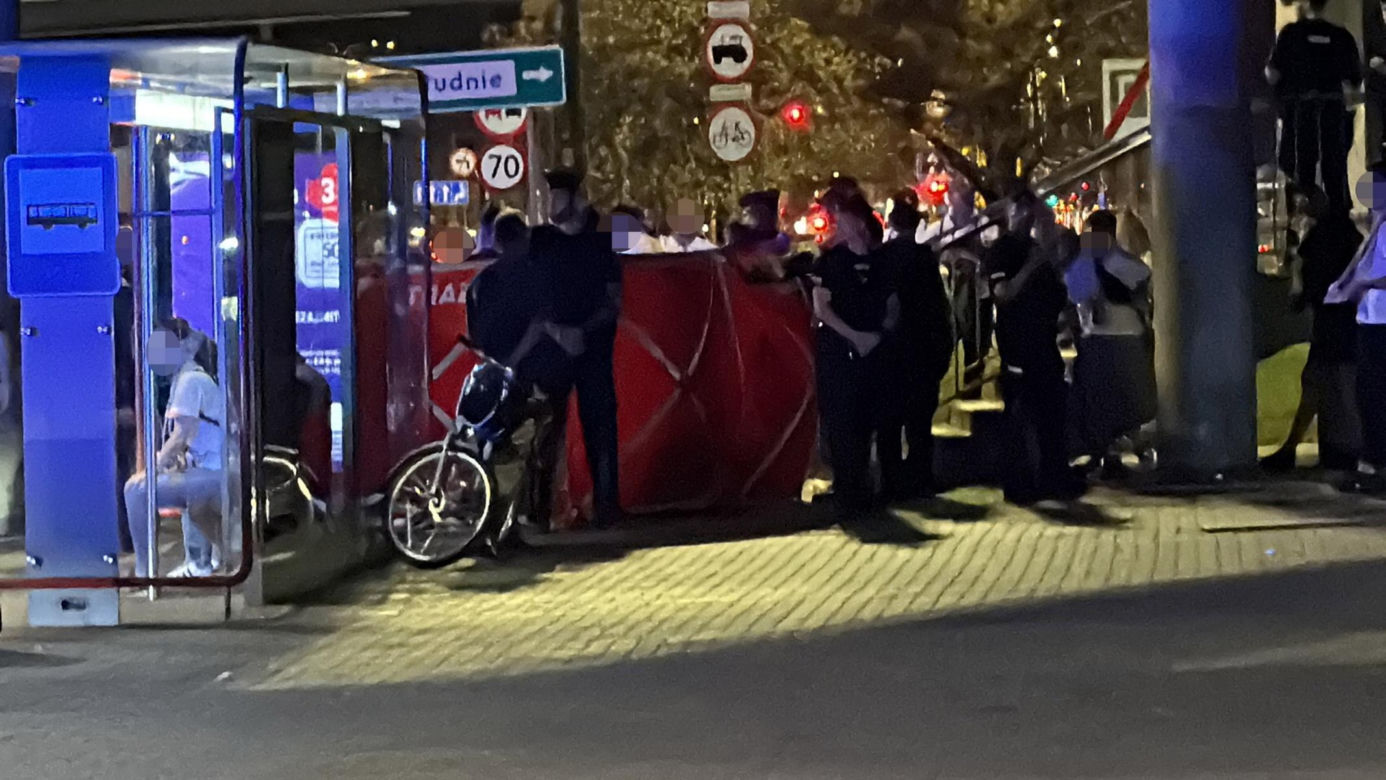 Tragedia po meczu Legii Warszawa. Kibic spadł w mostu na Wisłostradę. Nie żyje. „Chciał skrócić sobie drogę”