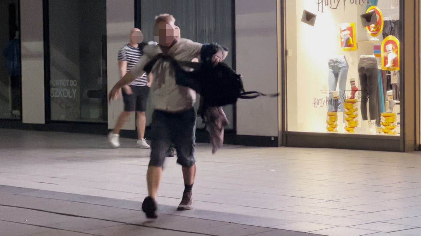 Biegał nago, groził śmiercią i zaatakował przechodniów. Dantejskie sceny pod Pałacem Kultury 