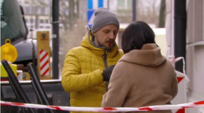 	O mnie się nie martw 2 sezon odc. 12. Krzysiek (Paweł Domagała), Irenka (Hanna Śleszyńska)