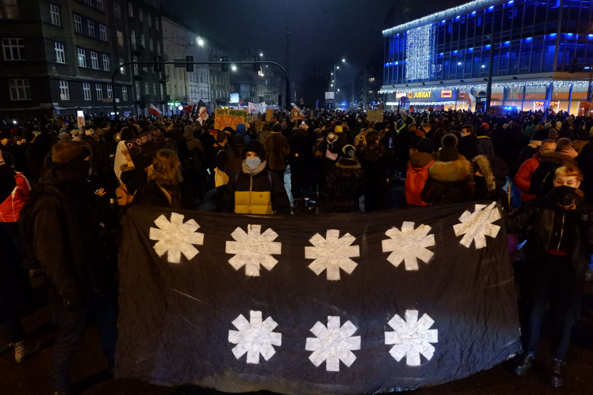 Tysiące osób protestowało w Krakowie po publikacji uzasadnienia wyroku w sprawie aborcji