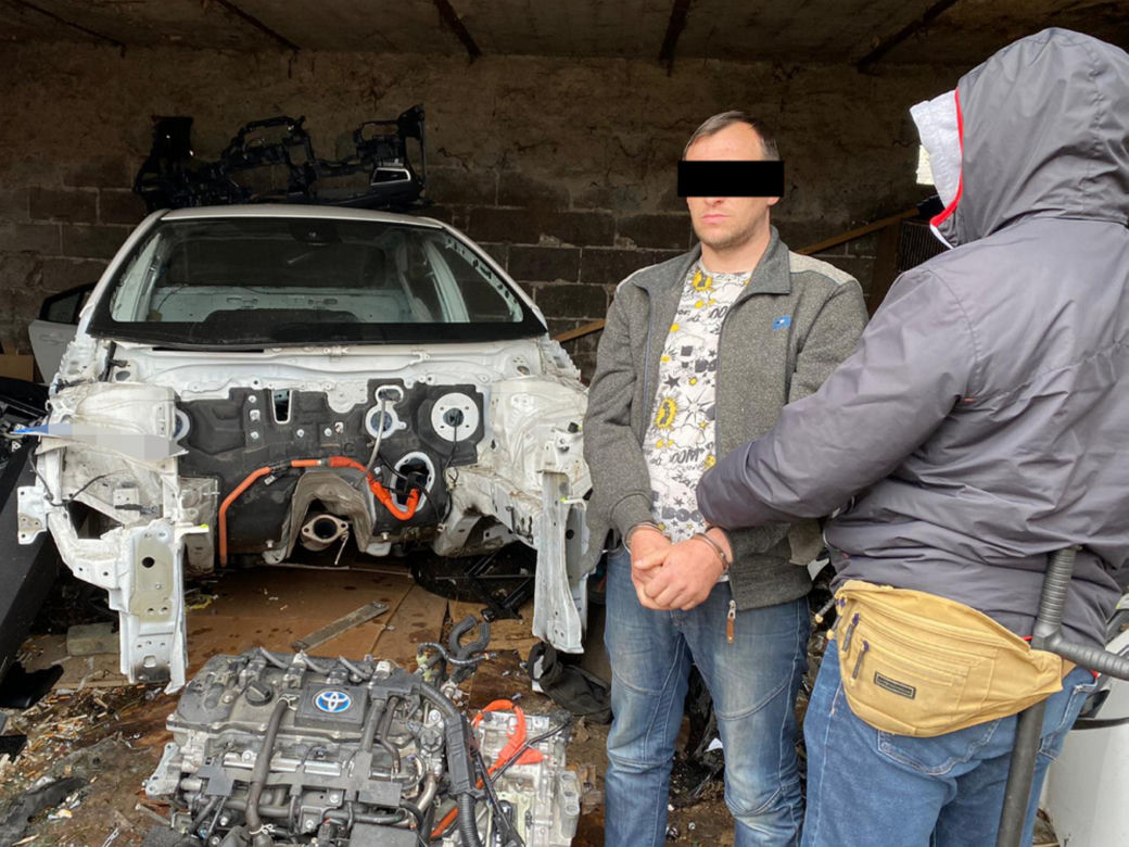 Kradli auta i części na potęgę! Złodzieje i paser wpadli w ręce policji 