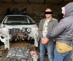 Kradli auta i części na potęgę! Złodzieje i paser wpadli w ręce policji 