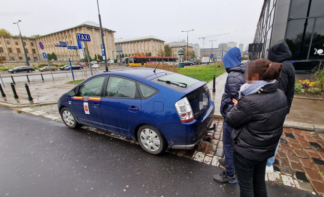 Naćpany kierowca w rękach policji. To on wciągał biały proszek za kierownicą taksówki!
