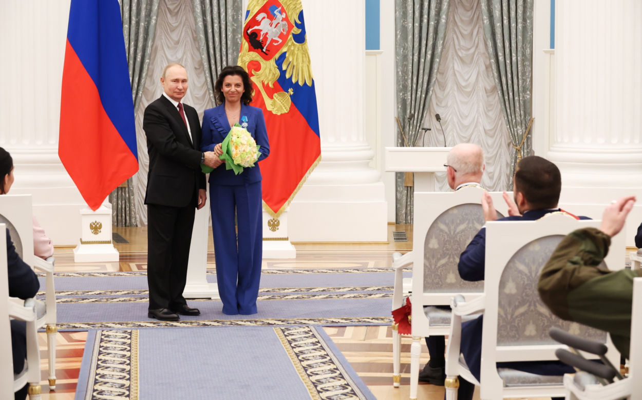 Putin wręczył order swojej pupilce. Ona prawie wsadziła mu język do ucha. Potem powiedziała coś strasznego
