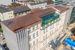 Miedziane dachy Muzeum Getta Warszawskiego już lśnią w słońcu. Udało się je odtworzyć, dzięki analizie architekta prof. Jerzego Wowczaka