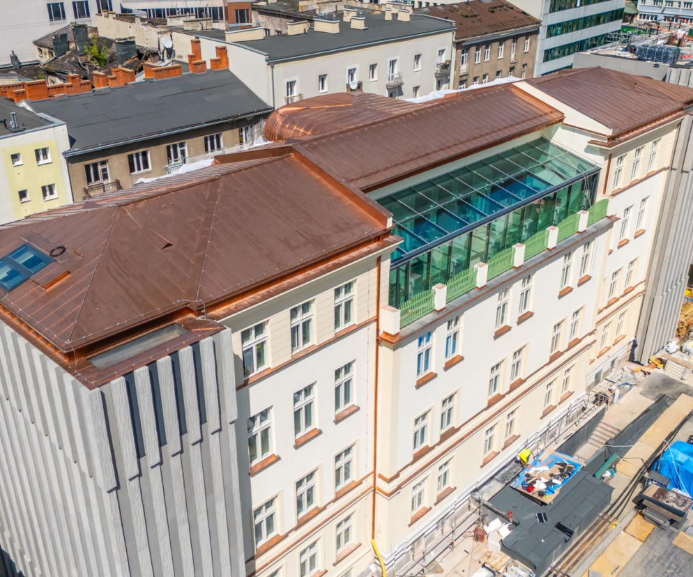 Miedziane dachy Muzeum Getta Warszawskiego widziane z góry. O postępach prac na budowie przeczytasz na Architektura.