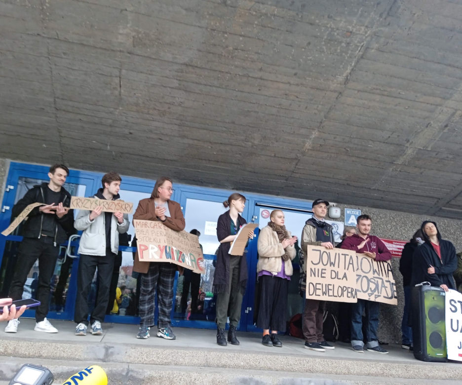 Protest studentów pod Domem Studenckim Jowita w Poznaniu