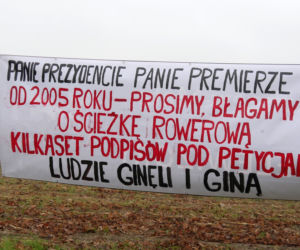 Mieszkańcy nie mogą doprosić się o bezpieczną drogę! WYWIESILI kilometry transparentów 