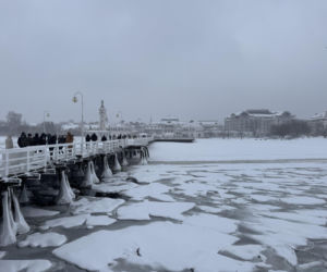 Bałtyk zachwyca zimową porą! Mroźny krajobraz przyciąga spacerowiczów i miłośników fotografii [GALERIA]