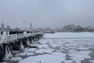 Bałtyk zachwyca zimową porą! Mroźny krajobraz przyciąga spacerowiczów i miłośników fotografii [GALERIA]