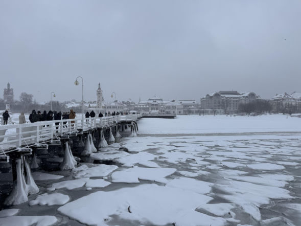 Bałtyk zachwyca zimową porą! Mroźny krajobraz przyciąga spacerowiczów i miłośników fotografii [GALERIA]
