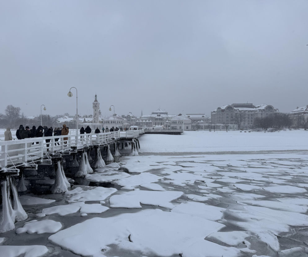 Bałtyk zachwyca zimową porą! Mroźny krajobraz przyciąga spacerowiczów i miłośników fotografii [GALERIA]