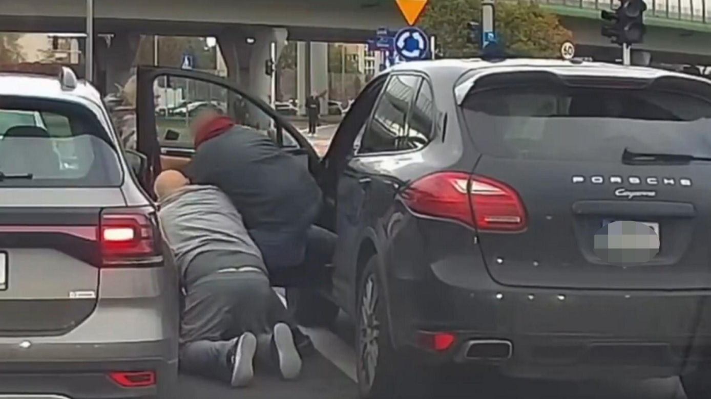 Kierowca Porsche zaatakował starszą kobietę. Chwilę potem uciekł spod świateł