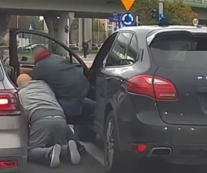 Kierowca Porsche zaatakował starszą kobietę. Chwilę potem uciekł spod świateł
