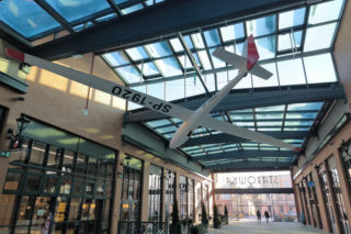 Szybowiec ASW 15 zawisł w galerii Starówka