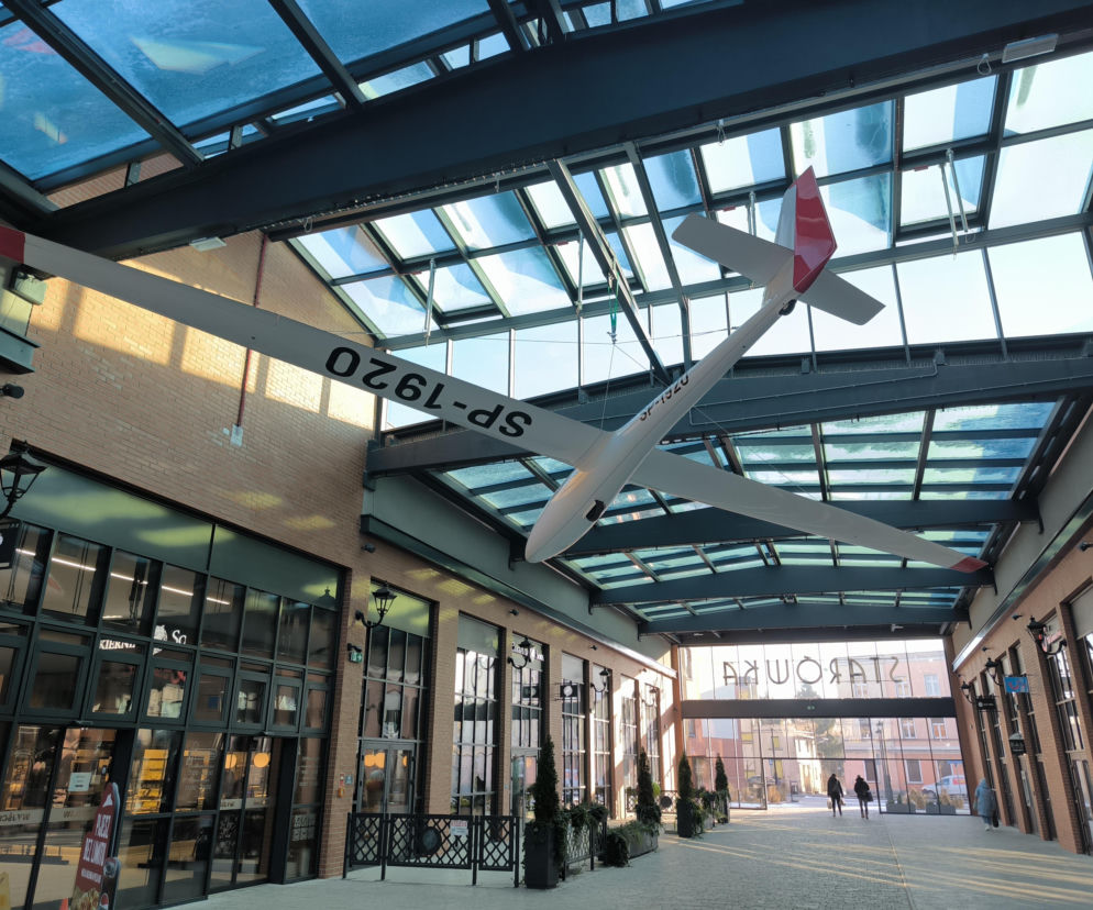 Szybowiec ASW 15 zawisł w galerii Starówka