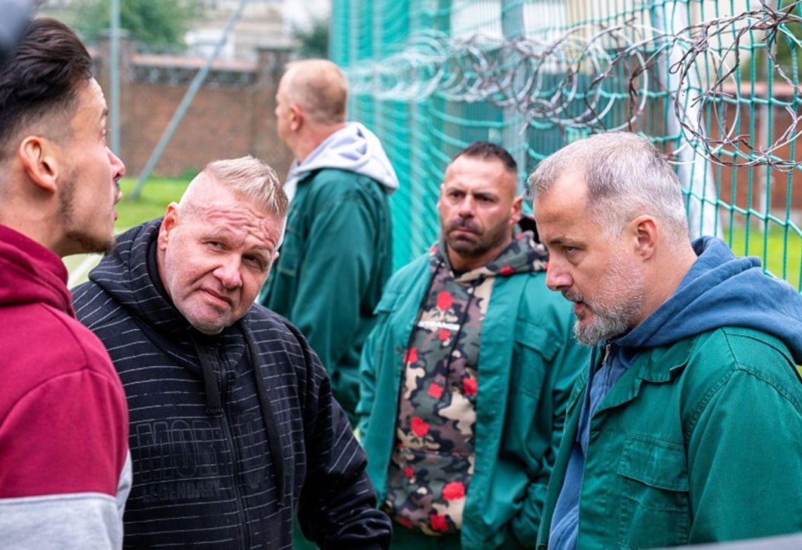 "Pierwsza miłość": Współwięzień Bartka grozi jego rodzinie. Zapowiada, że zrobi to kolejny raz, jeśli Miedzianowski nie będzie współpracował