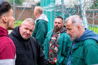 Pierwsza miłość: Współwięzień Bartka grozi jego rodzinie. Zapowiada, że zrobi to kolejny raz, jeśli Miedzianowski nie będzie współpracował