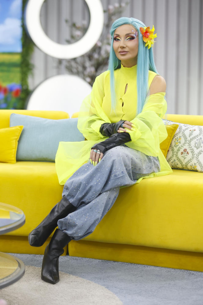 Cleo w niebieskich włosach